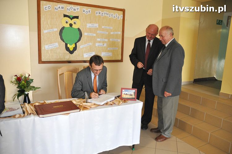 Szkoła w Królikowie ma salę gimnastyczną.