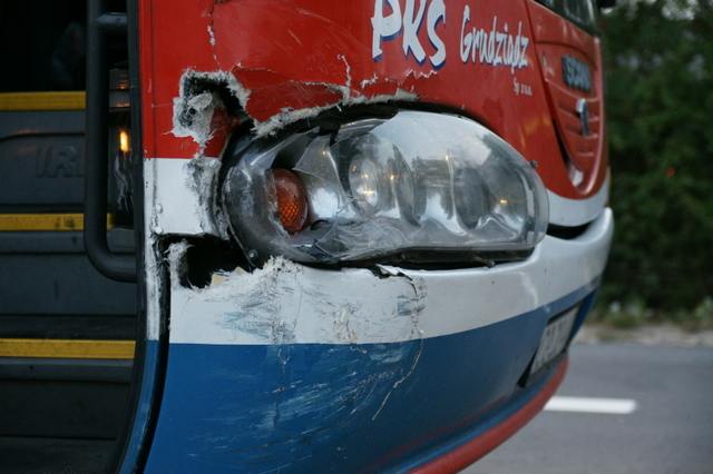Kolizja drogowa - autobus uderzył w osobówkę w Kcyni.