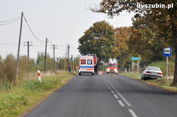 Zdarzenie drogowe - Peugeot 206 w przydrożnym rowie. 