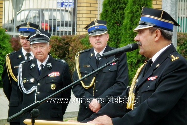 Sprzęt i wyróżnienia dla strażaków.