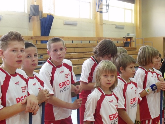 Gminne i powiatowe zawody w unihokeju chłopców.