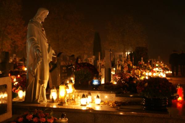 Nocny spacer po cmentarzu w blasku lampionów i księżyca