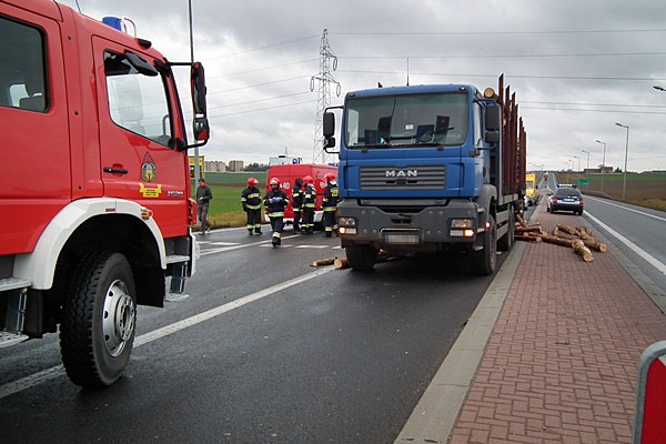 Spadający z ciężarówki drewniany bal wpadł do osobowej astry.