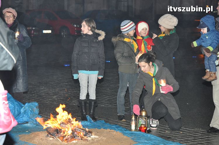 Betlejemskie Światełko Pokoju 2011 zapłonęło na szubińskim rynku