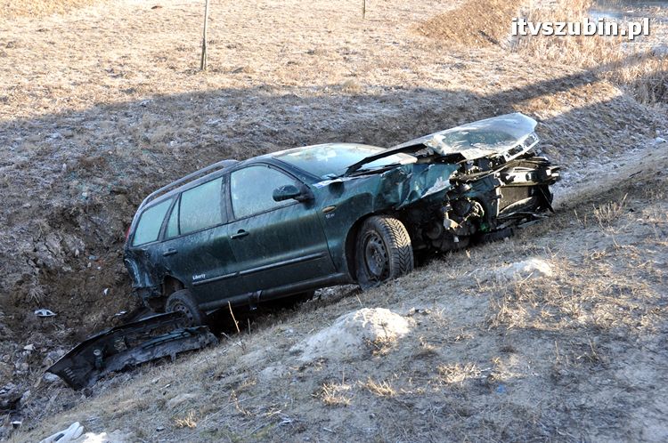 Fiat wpadł w poślizg i znalazł się w przydrożnym rowie