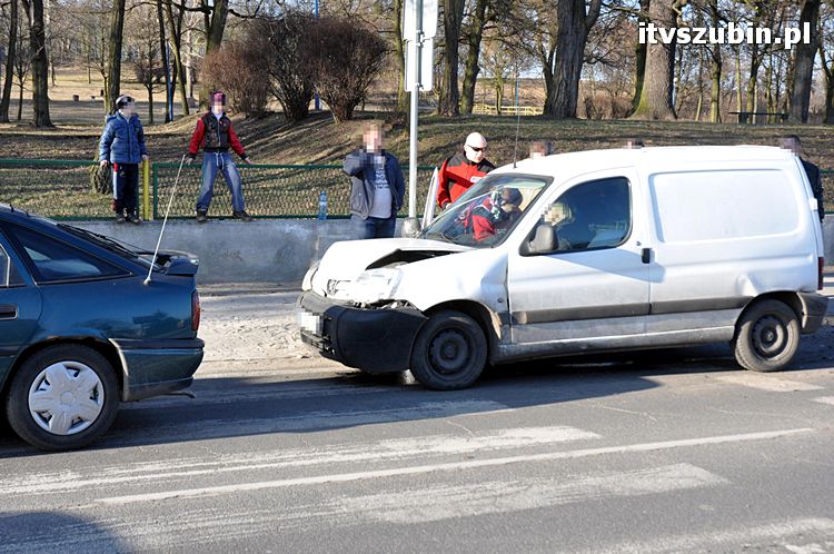 Zderzenie trzech samochodów osobowych na Kcyńskiej w Szubinie