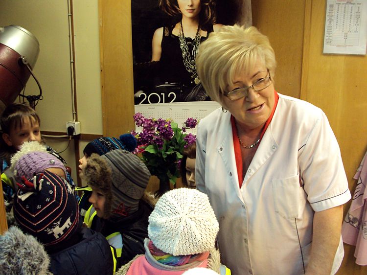 Przedszkolaki w zakładzie fryzjerskim