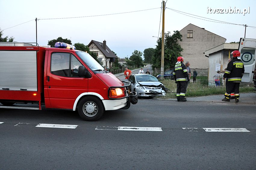 Zdarzenie drogowe w Wolwarku, ucierpiała Toyota i słup