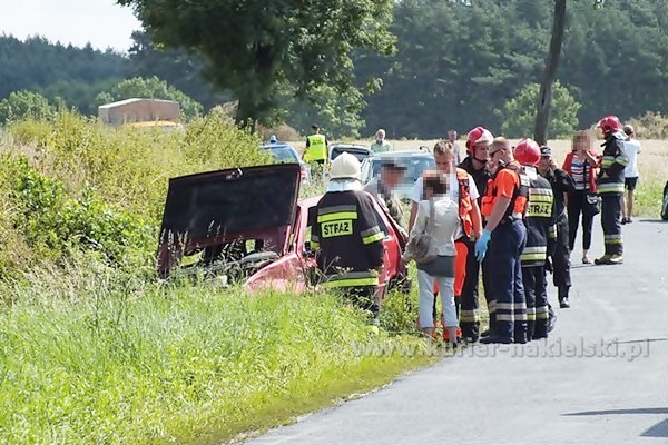 Dachowanie samochodu na ul Bydgoskiej w Mroczy