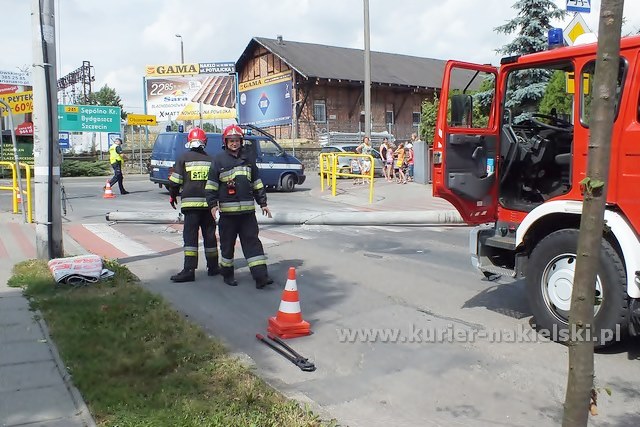Słup zablokował ul. P. Skargi w Nakle nad Notecią