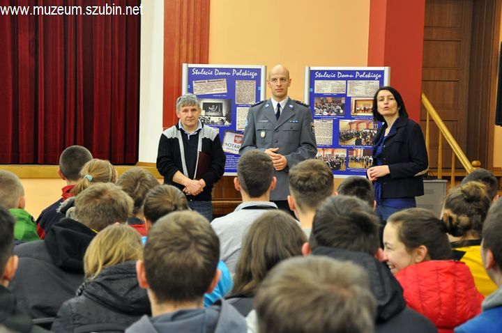 Zasady rekrutacji do policji z wystawą w tle