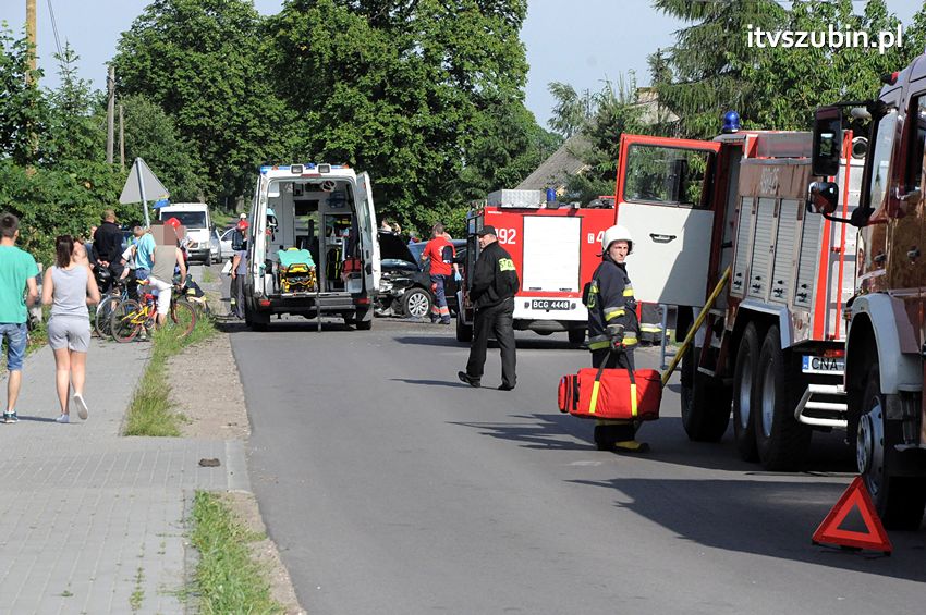 Zderzenie dwóch samochodów osobowych w Turze
