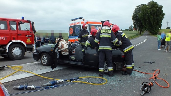 Zderzenie samochodów w Lubaszczu, dwie osoby trafiły do szpitala