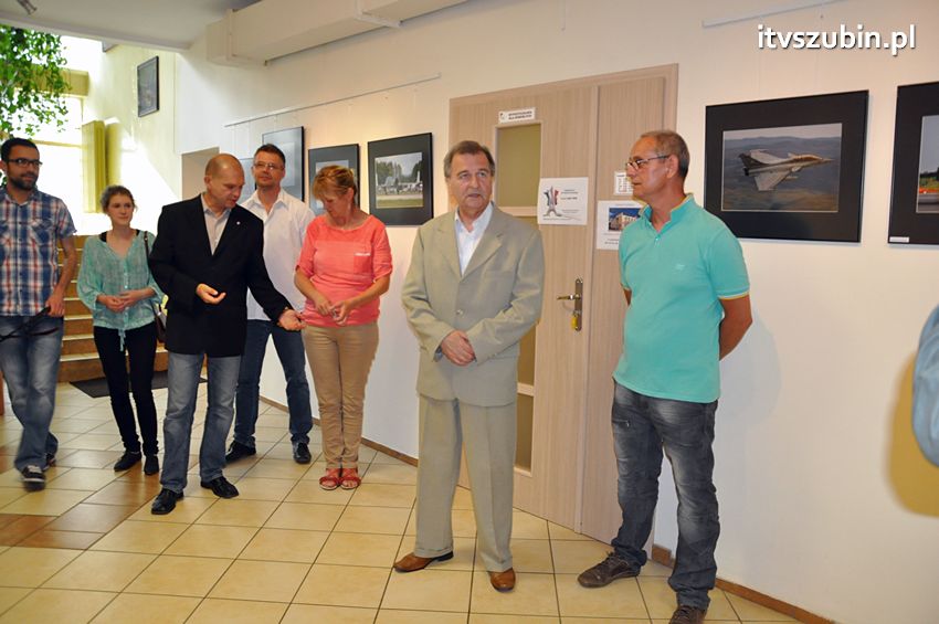 Bombowce, śmigłowce i samoloty szturmowe w bibliotece 