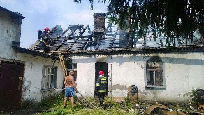 Spłonęło poddasze z dachem budynku mieszkalnego w Paterku