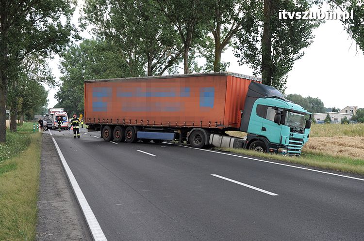 Kolizja osobówki z Tirem w Łachowie 