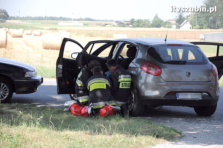Cudem uniknęli zderzenia z przydrożnym drzewem