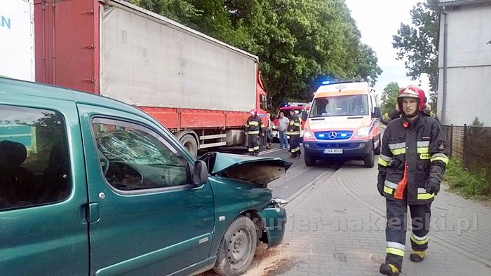 Zderzenie samochodu osobowego z ciężarowym w Chrząstowie