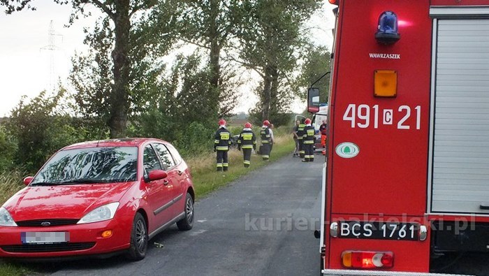 Volkswagenem Golfem uderzyła w drzewo