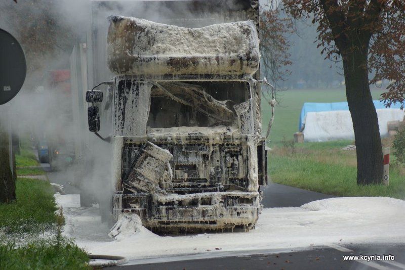Pożar ciężarówki przy stacji paliw w Kcyni
