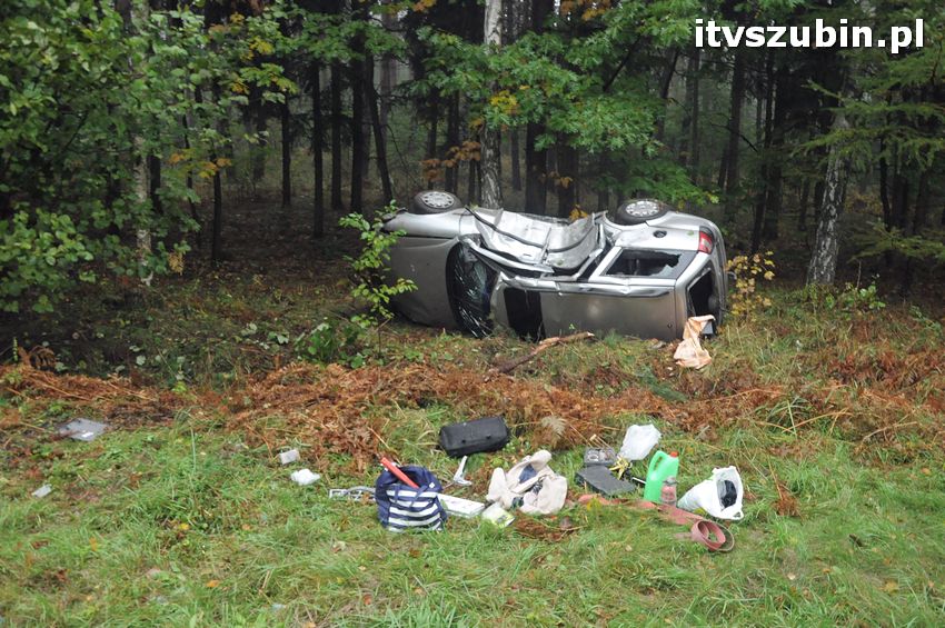 Opel Vectra wypadł z drogi