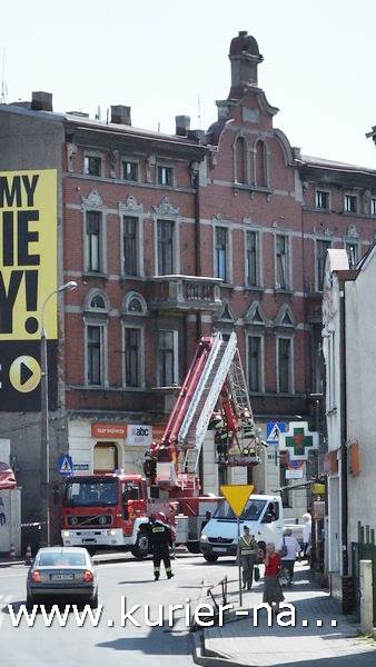 Oberwała się dolna część balkonu i spadła na chodnik