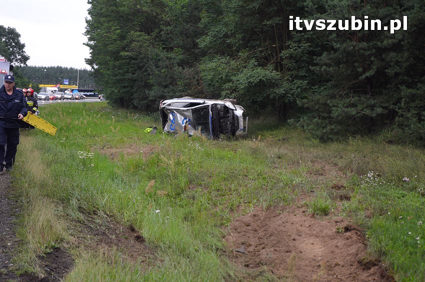 Policyjna Kia Ceed dachowała na krajowej piątce 