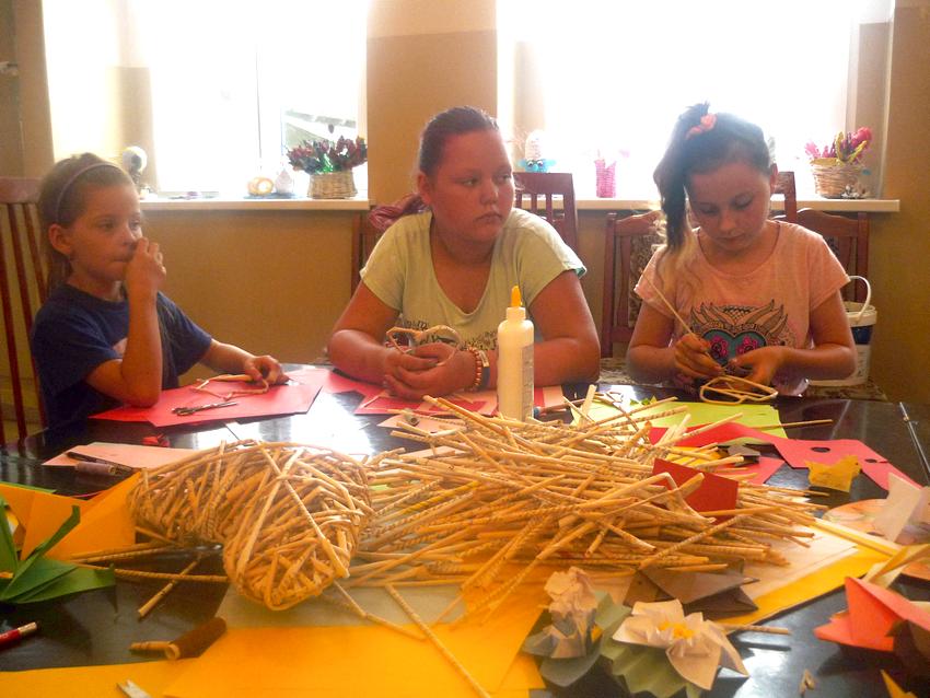 Mali artyści w bibliotece w Słonawach