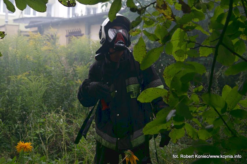 Policjanci wyciągnęli go z płonącego budynku