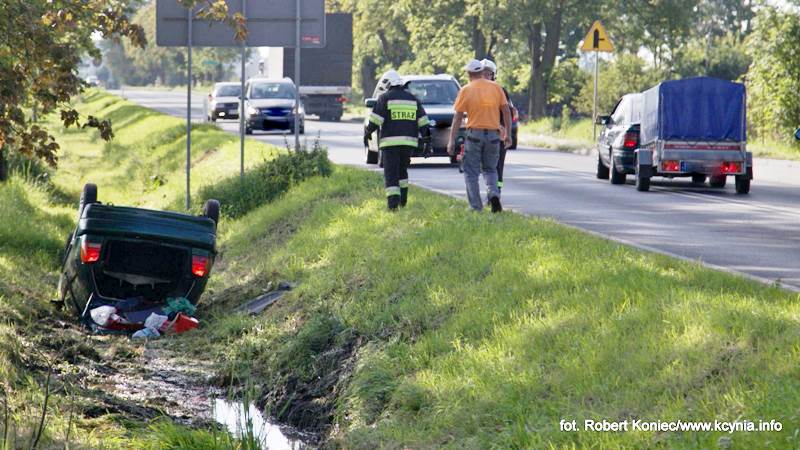 Dachowała po wyprzedzaniu na skrzyżowaniu