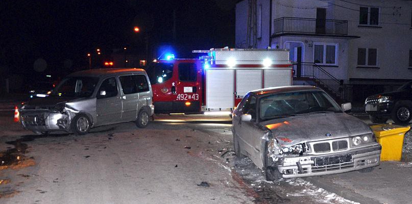 Kolizja dwóch osobówek w Szubinie przy ulicy Mickiewicza