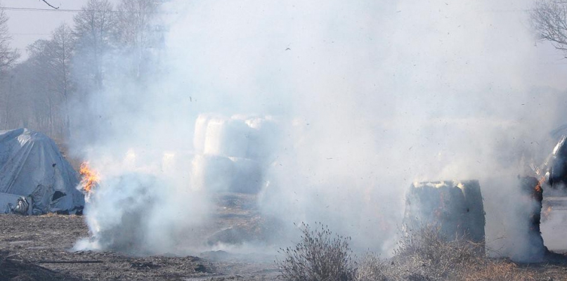 Pożar balotów w Smolnikach 