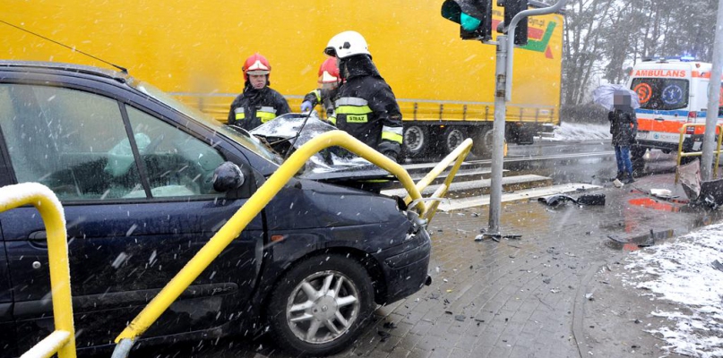 Kolizja osobówek w Kołaczkowie, jedna osoba trafiła do szpitala