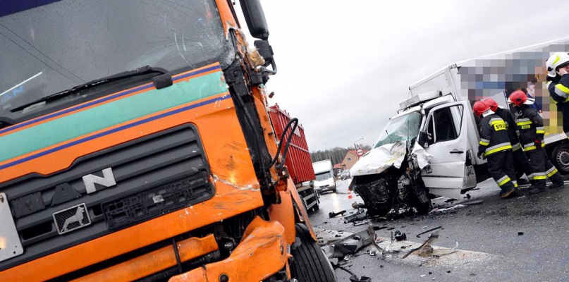 Kolizja samochodu ciężarowego z busem w Zamościu