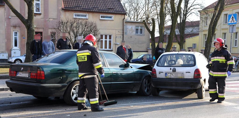 Kolizja dwóch osobówek w Szubinie przy Placu Wolności