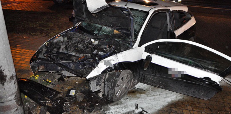 Kierująca osobówką uderzyła w słup energetyczny w Szubinie