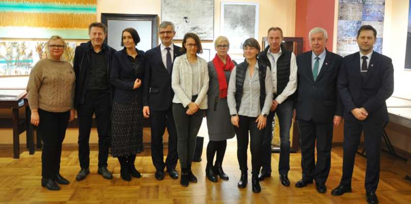 Międzynarodowa wystawa prac artystów zawodowych w muzeum