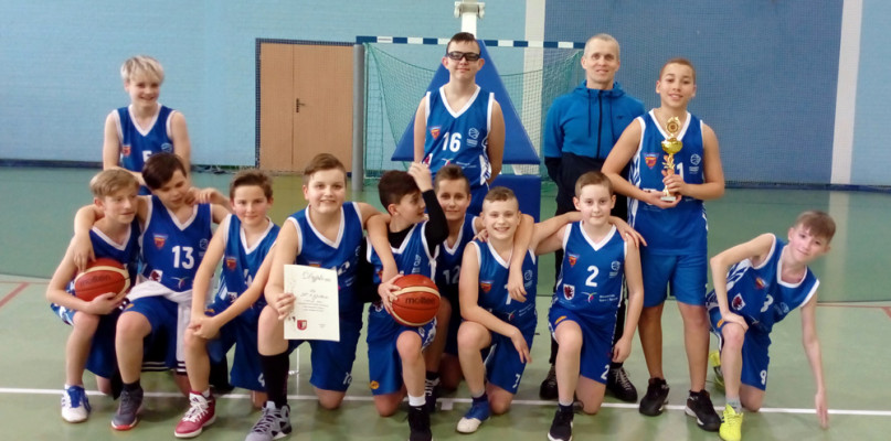 Skład reprezentacji SP 1 Szubin : od lewej: K. Kawecki, L. Boruta, M. Witczak, F. Adamczewski, K. Niedbalski, M. Hilscher, W. Lewandowski, K. Białecki, J. Kozdęba, A. Sudoł, A. Adamczewski (trener), W. Dominiak, A. Kawecki.