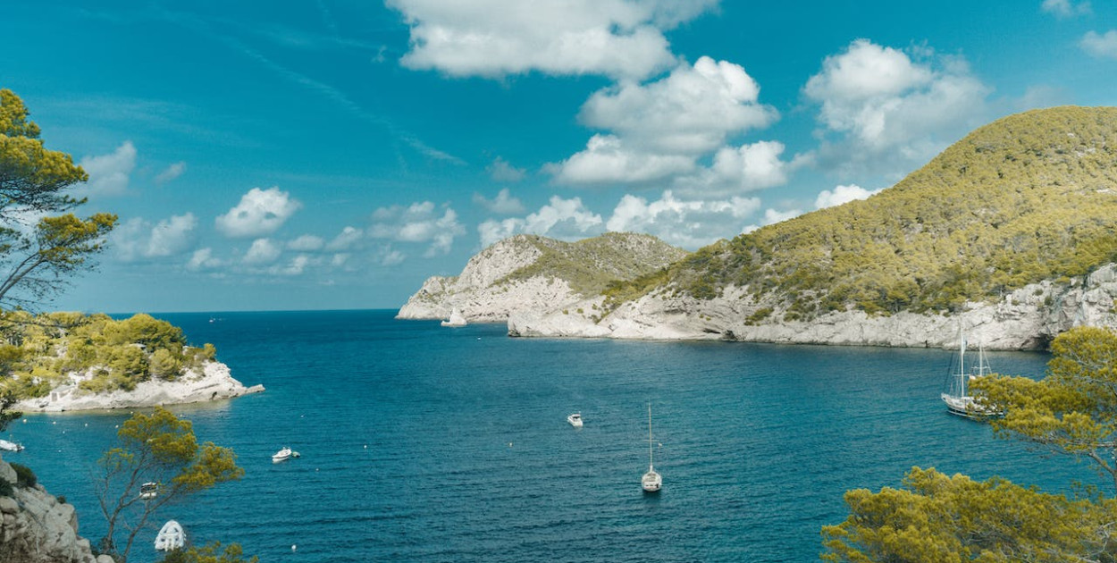 Wypoczynek na hiszpańskich plażach: Przewodnik po najlepszych kurortach nadmorskic