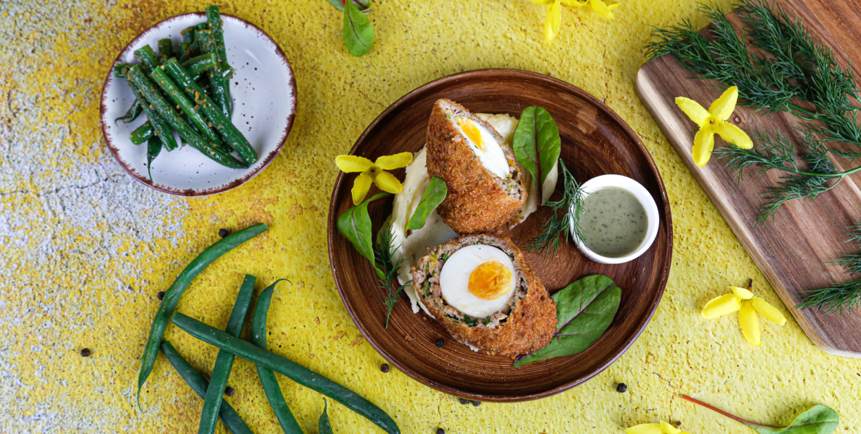  Kotlet faszerowany jajkiem w panko w sosie z grzybów shiitake