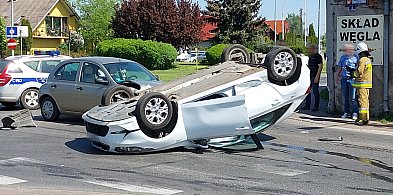 Kolizja trzech osobówek na skrzyżowaniu ul. Dworcowej z Paderewskiego-15217