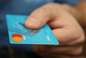 Fiskus skontroluje płatności kartą Polaków? Resort zabiera głos-19279