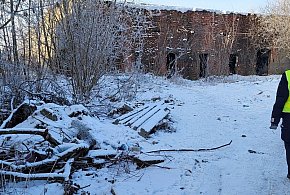 Policjanci kontrolują miejsca przebywania osób w kryzysie bezdomności-19609