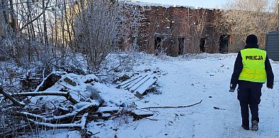 Policjanci kontrolują miejsca przebywania osób w kryzysie bezdomności-19609