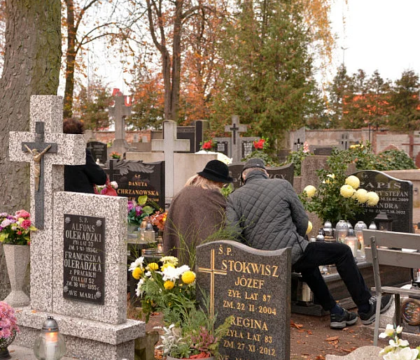 Savoir-vivre na 1 listopada. Jak się zachować podczas wizyty na cmentarzu?-19188