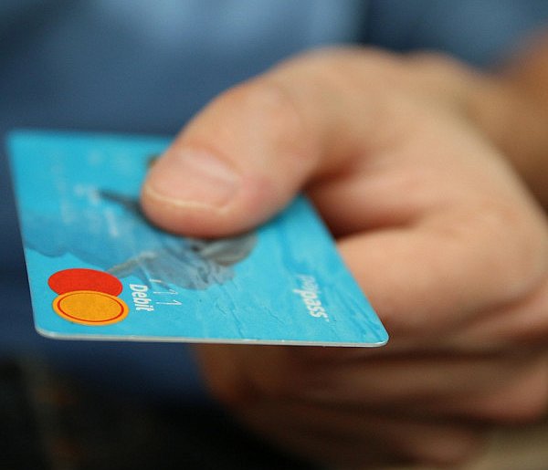 Fiskus skontroluje płatności kartą Polaków? Resort zabiera głos-19279