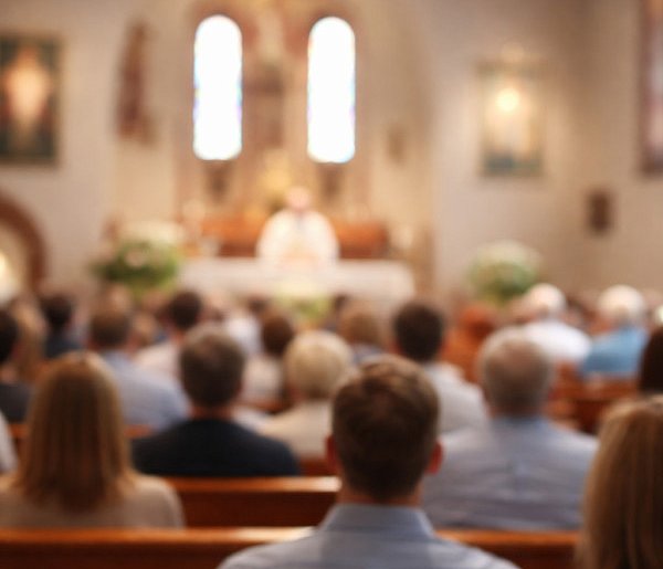 Ilu Polaków naprawdę chodzi do kościoła? Jedna statystyka szokuje-19455