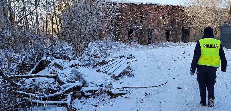Policjanci kontrolują miejsca przebywania osób w kryzysie bezdomności