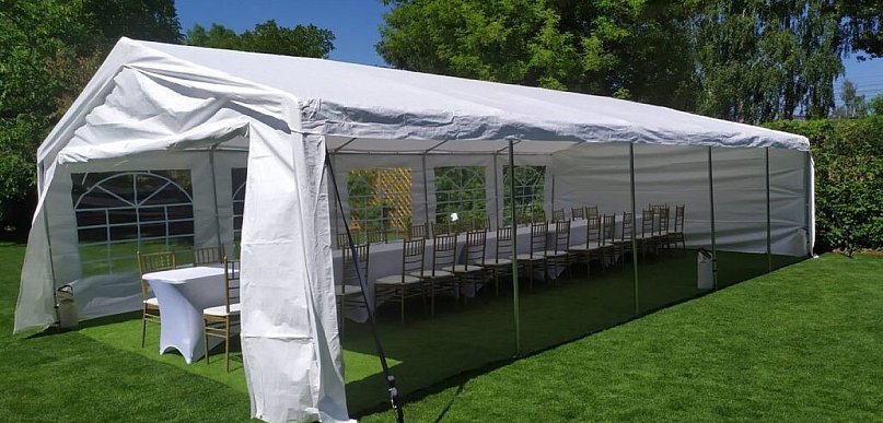 Wynajem namiotu na imprezę plenerową – co naprawdę ma znaczenie przy wyborze?