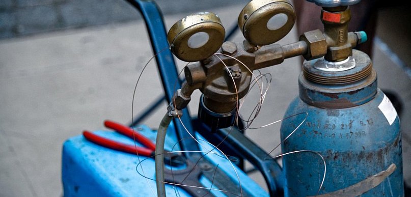 Jakie gazy do spawania wybrać? Różnice między propanem, acetylenem i mieszankami t